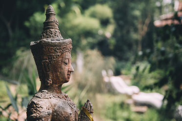 Thailand, Chiang Mai, Buddhistische Statue inmitten des Dschungels im buddhistischen Tempel Wat Pha Lat - GEMF02271