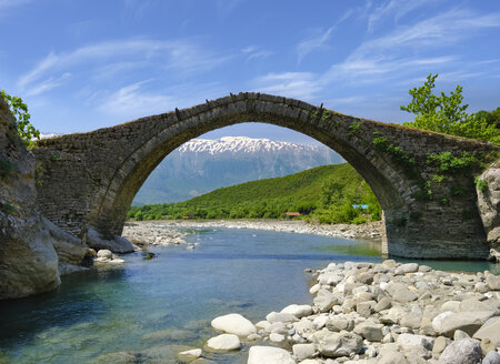 Albanien, Gjirokaster, Tanne des Hotove-Dangelli-Nationalparks, alte osmanische Bogenbrücke Ura e Kadiut - SIEF07837