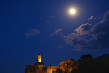 Albanien, Gjirokaster, Uhrenturm der Festung und Vollmond bei Nacht - SIEF07842