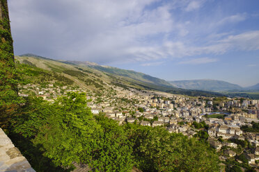 Albanien, Gjirokaster, Blick auf die Stadt und die Berge von Mali i Gjere - SIEF07844