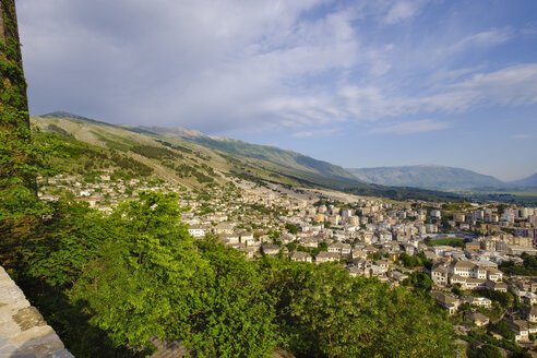Albanien, Gjirokaster, Blick auf die Stadt und die Berge von Mali i Gjere - SIEF07844