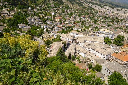 Albanien, Gjirokaster, Altstadt mit Qafa e Pazarit - SIEF07846