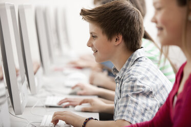 Eine Gruppe junger Menschen, Jungen und Mädchen, die im Unterricht an Bildschirmen arbeiten. - MINF06999
