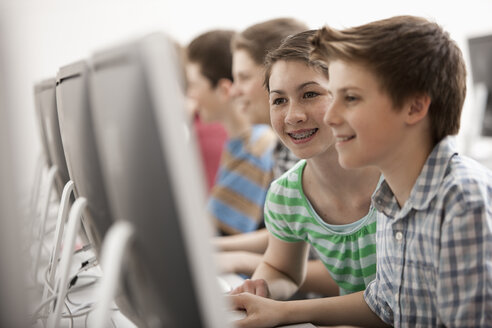 Eine Gruppe junger Menschen, Jungen und Mädchen, die im Unterricht an Bildschirmen arbeiten. - MINF07000
