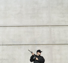 Mann in einer Uniform der Spezialeinheiten mit einem halbautomatischen Gewehr in der Hand - MINF07067