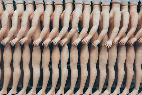 Row of female mannequins in a store window in Paris. - MINF07126