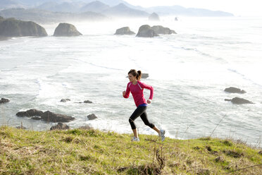 Frau beim Trailrunning an der Küste von Oregon. - AURF00097