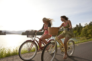 Frauen fahren in Idaho am See mit Strandcruisern. - AURF00103