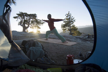 Yoga vor dem Zelt bei Sonnenaufgang. - AURF00107