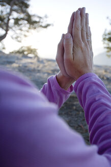 Yoga im Freien bei Sonnenaufgang. - AURF00108