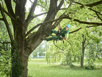 Baumschneider hängt an einem Seil im Baum - CVF01063