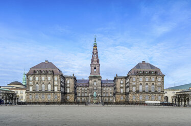 Außenansicht der Fassade von Schloss Christiansborg auf der Insel Slotsholmen, dem dänischen Parlament Folketinget, dem Obersten Gerichtshof und dem Staatsministerium. - MINF07461