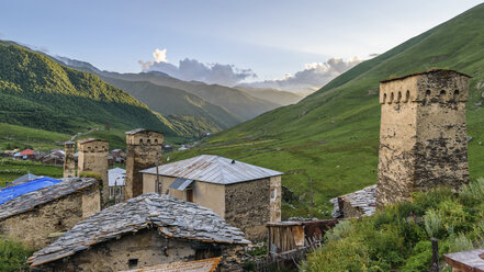 Gebäude in Ushguli, einer Gemeinde mit vier Dörfern am Ende der Enguri-Schlucht in Swanetien, Georgien, Berglandschaft. - MINF07473