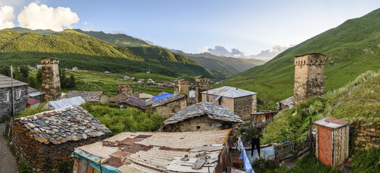 Gebäude in Ushguli, einer Gemeinde mit vier Dörfern am Ende der Enguri-Schlucht in Swanetien, Georgien, Berglandschaft. - MINF07474