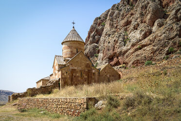 Außenansicht des Klosters Noravank, eines Klosters aus dem 13. Jahrhundert in der Nähe einer Schlucht in Armenien. - MINF07478