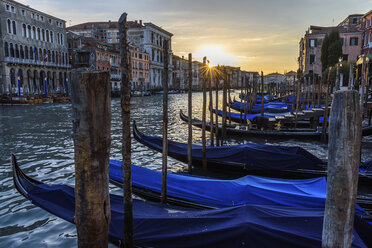 Gondeln an einem Kanal in Venedig, Italien, bei Sonnenaufgang. - MINF07485