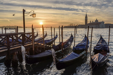 Gondeln an einem Kanal in Venedig, Italien, bei Sonnenaufgang. - MINF07488