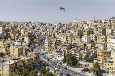 Stadtbild von Jerash im Norden Jordaniens, mit wehender jordanischer Flagge. - MINF07491