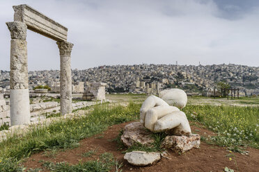 Säulen der Ruine des Herkules-Tempels, Jabal al-Qal'a, Zitadelle von Amman, Amman, Jordanien. - MINF07492