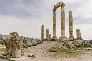 Säulen der Ruine des Herkules-Tempels, Jabal al-Qal'a, Zitadelle von Amman: Bögen und Giebel in dieser großen römischen Ausgrabungsstätte. - MINF07493