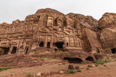 Außenansicht der in Fels gehauenen Architektur in Petra, Jordanien. - MINF07497