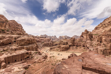 Blick von oben auf die historische Stätte von Petra, Jordanien, Felsformationen und in den Fels gehauene Architektur. - MINF07499
