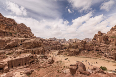 Blick von oben auf die historische Stätte von Petra, Jordanien, Felsformationen und in den Fels gehauene Architektur. - MINF07500