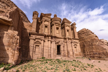 Außenansicht der in den Fels gehauenen Architektur von El Deir oder des Klosters in Petra, Jordanien. - MINF07502