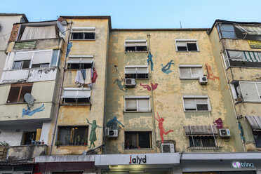 Fassade eines Wohnhauses mit Wandmalereien in Albanien. - MINF07504