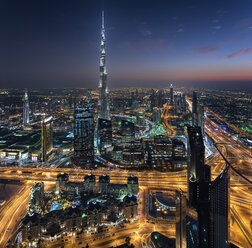 Stadtbild von Dubai, Vereinigte Arabische Emirate, in der Abenddämmerung, mit dem Burj Khalifa-Wolkenkratzer und beleuchteten Gebäuden in der Mitte. - MINF07507