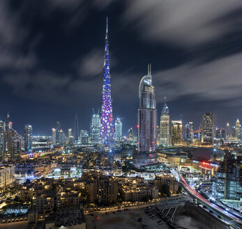 Stadtbild von Dubai, Vereinigte Arabische Emirate, in der Abenddämmerung, mit dem Burj Khalifa-Wolkenkratzer und beleuchteten Gebäuden in der Mitte. - MINF07516