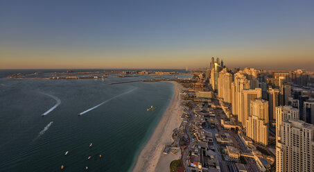Stadtbild von Dubai, Vereinigte Arabische Emirate, in der Abenddämmerung, mit Wolkenkratzern an der Küste des Persischen Golfs. - MINF07521