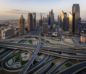 Stadtbild von Dubai, Vereinigte Arabische Emirate, mit Wolkenkratzern und Autobahnen im Vordergrund. - MINF07528