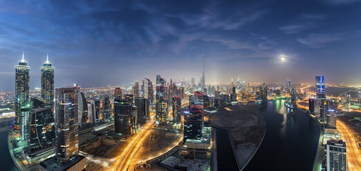 Stadtbild von Dubai, Vereinigte Arabische Emirate, in der Abenddämmerung, mit beleuchteten Wolkenkratzern. - MINF07535