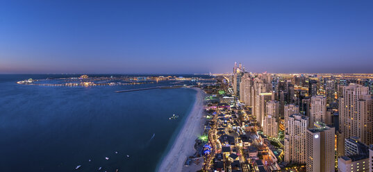 Stadtbild von Dubai, Vereinigte Arabische Emirate, in der Abenddämmerung, mit Wolkenkratzern an der Küste des Persischen Golfs. - MINF07536