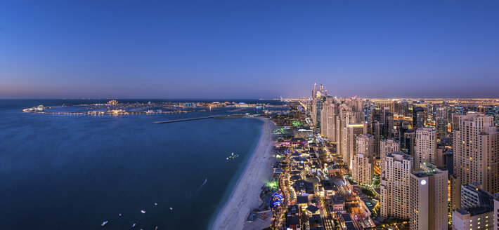 Stadtbild von Dubai, Vereinigte Arabische Emirate, in der Abenddämmerung, mit Wolkenkratzern an der Küste des Persischen Golfs. - MINF07536