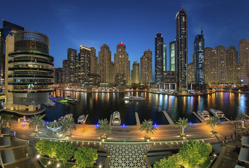 Stadtbild von Dubai, Vereinigte Arabische Emirate, in der Abenddämmerung, mit Wolkenkratzern und dem Yachthafen im Vordergrund. - MINF07548