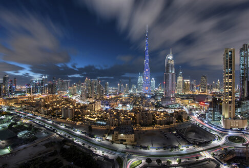 Stadtbild von Dubai, Vereinigte Arabische Emirate, in der Abenddämmerung, mit dem beleuchteten Burj Khalifa-Wolkenkratzer in der Mitte. - MINF07549