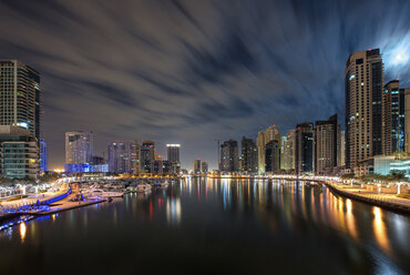 Stadtbild von Dubai, Vereinigte Arabische Emirate, in der Abenddämmerung, mit Wolkenkratzern und dem Yachthafen im Vordergrund. - MINF07551