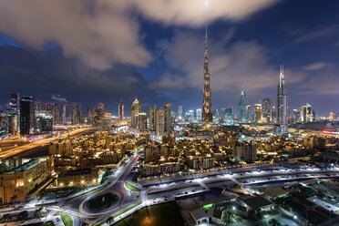 Stadtbild von Dubai, Vereinigte Arabische Emirate, in der Abenddämmerung, mit beleuchteten Wolkenkratzern und dem Yachthafen im Vordergrund. - MINF07553