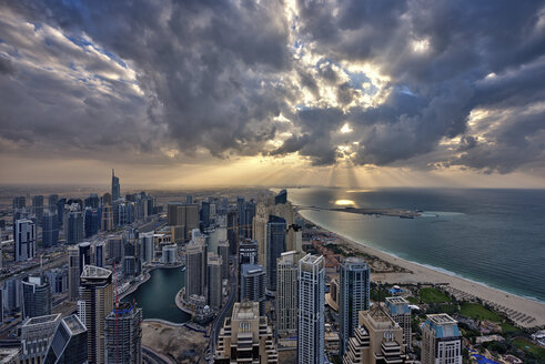 Stadtbild von Dubai, Vereinigte Arabische Emirate, bei bewölktem Himmel, mit Wolkenkratzern und der Küstenlinie des Persischen Golfs. - MINF07556