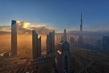 Stadtbild mit Wolkenkratzern in Dubai, Vereinigte Arabische Emirate, in der Abenddämmerung. - MINF07557