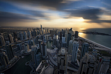 Stadtbild von Dubai, Vereinigte Arabische Emirate, in der Abenddämmerung, mit Wolkenkratzern und der Küstenlinie des Persischen Golfs. - MINF07559