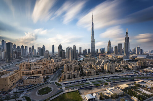 Stadtbild von Dubai, Vereinigte Arabische Emirate, mit dem Burj Khalifa-Wolkenkratzer und anderen Gebäuden im Vordergrund. - MINF07565