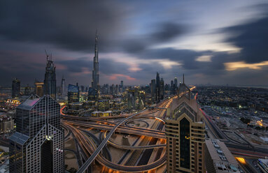 Stadtbild von Dubai, Vereinigte Arabische Emirate, mit dem Burj Khalifa und anderen Wolkenkratzern unter einem bewölkten Himmel. - MINF07570