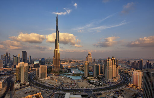 Stadtbild von Dubai, Vereinigte Arabische Emirate, mit dem Burj Khalifa-Wolkenkratzer und anderen Gebäuden im Vordergrund. - MINF07572