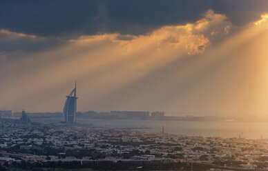 Stadtbild von Dubai, Vereinigte Arabische Emirate, in der Abenddämmerung mit dem Burj Al Arab-Wolkenkratzer in der Ferne. - MINF07573