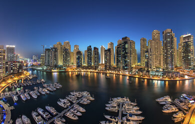 Stadtbild von Dubai, Vereinigte Arabische Emirate, in der Abenddämmerung, mit Wolkenkratzern und dem Yachthafen im Vordergrund. - MINF07574