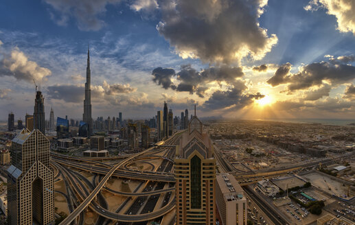 Stadtbild von Dubai, Vereinigte Arabische Emirate, mit dem Burj Khalifa und anderen Wolkenkratzern unter einem bewölkten Himmel. - MINF07575