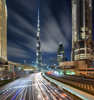 Stadtbild von Dubai, Vereinigte Arabische Emirate, in der Abenddämmerung, mit Wolkenkratzern und dem beleuchteten Burj Kalifa in der Mitte. - MINF07583